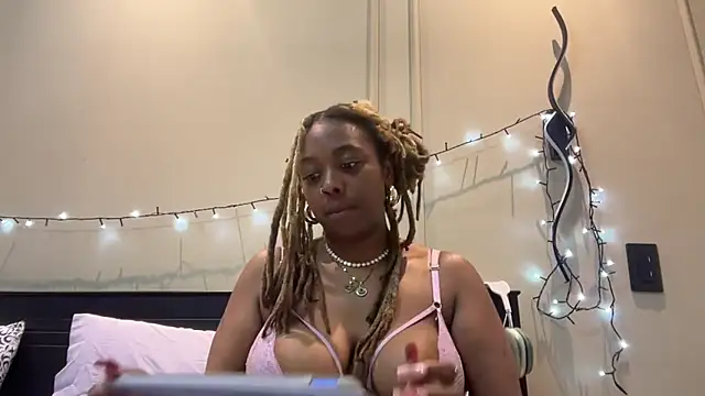 Snapshot of ChocolateCakeQueen chatting on 03-15-25, 04:35 ChocolateCakeQueen online show from 03-15-25, 04:35