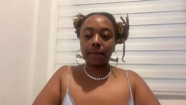 Snapshot of ChocolateCakeQueen chatting on 09-28-25, 04:07 ChocolateCakeQueen online show from 09-28-25, 04:07