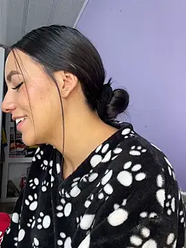 Snapshot of hannahb-e chatting on 04-19-26, 06:10 hannahb-e online show from 04-19-26, 06:10