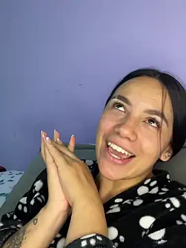 Snapshot of hannahb-e chatting on 04-21-26, 02:51 hannahb-e online show from 04-21-26, 02:51