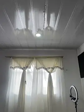 Snapshot of hannahb-e chatting on 06-20-26, 05:05 hannahb-e online show from 06-20-26, 05:05