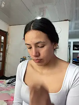 Snapshot of hannahb-e chatting on 07-05-26, 05:42 hannahb-e online show from 07-05-26, 05:42
