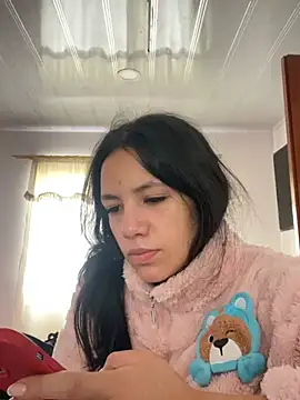 Snapshot of hannahb-e chatting on 07-19-26, 04:22 hannahb-e online show from 07-19-26, 04:22