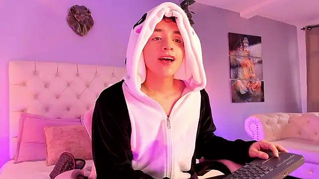 Snapshot of Brann_tadzio chatting on 12-23-24, 01:13 Brann tadzio online show from 12-23-24, 01:13