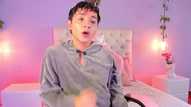 Snapshot of Brann_tadzio chatting on 01-07-25, 01:03 Brann tadzio online show from 01-07-25, 01:03