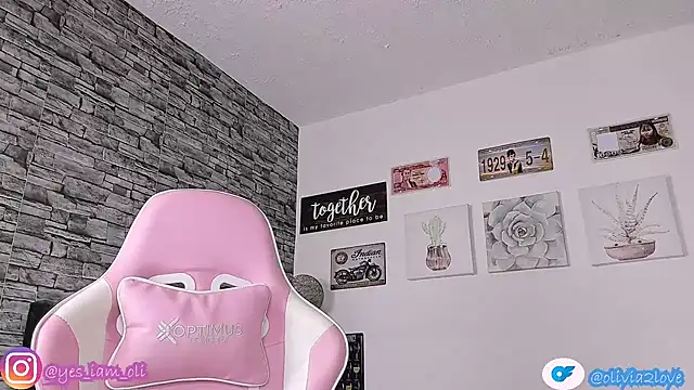 Snapshot of olivia22love chatting on 09-26-25, 01:04 olivia22love online show from 09-26-25, 01:04