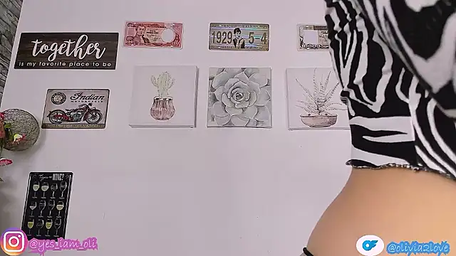 Snapshot of olivia22love chatting on 10-01-25, 12:44 olivia22love online show from 10-01-25, 12:44