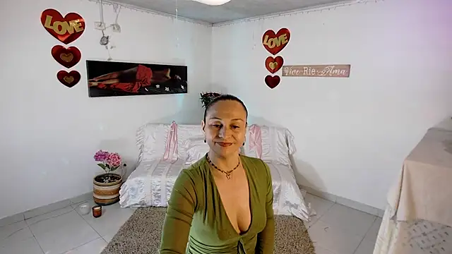 lollita 23  online show from 04-17-26, 08:34