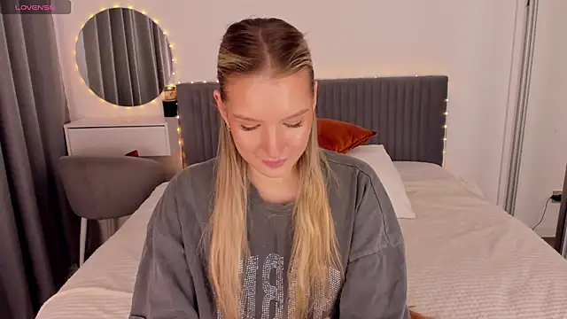 Snapshot of CassieRayss chatting on 05-19-26, 12:00 CassieRayss online show from 05-19-26, 12:00