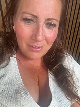 Snapshot of xsexycurvymilf chatting on 06-17-26, 02:07 xsexycurvymilf online show from 06-17-26, 02:07