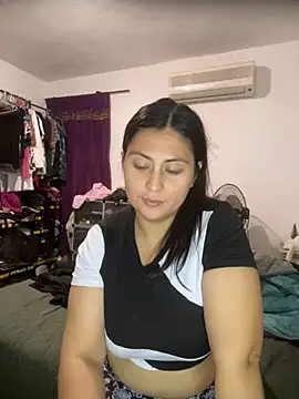 Snapshot of valentinesexx chatting on 12-17-24, 07:48 valentinesexx online show from 12-17-24, 07:48
