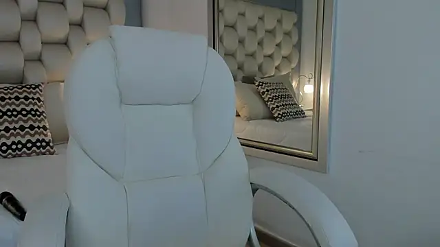 Snapshot of Helleamazing chatting on 03-08-25, 04:34 Helleamazing online show from 03-08-25, 04:34