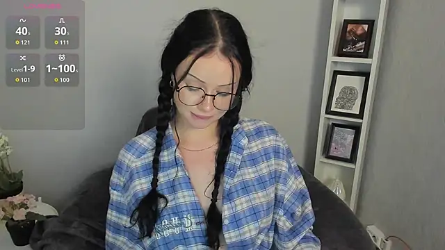 Snapshot of Lori__Hell chatting on 06-18-26, 09:25 Lori Hell online show from 06-18-26, 09:25