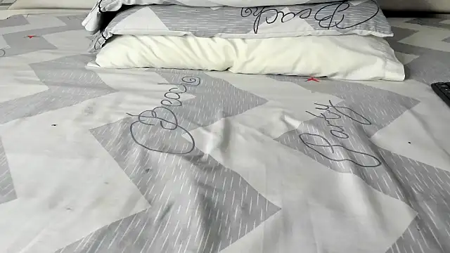 Snapshot of maybelline69 chatting on 10-16-25, 04:30 maybelline69 online show from 10-16-25, 04:30