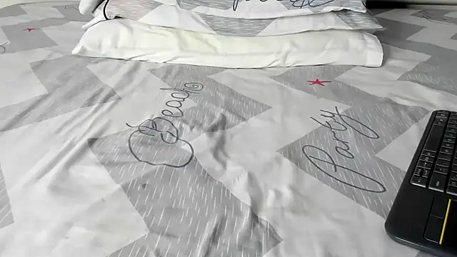 Snapshot of maybelline69 chatting on 10-17-25, 08:11 maybelline69 online show from 10-17-25, 08:11