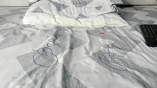 Snapshot of maybelline69 chatting on 10-21-25, 08:26 maybelline69 online show from 10-21-25, 08:26