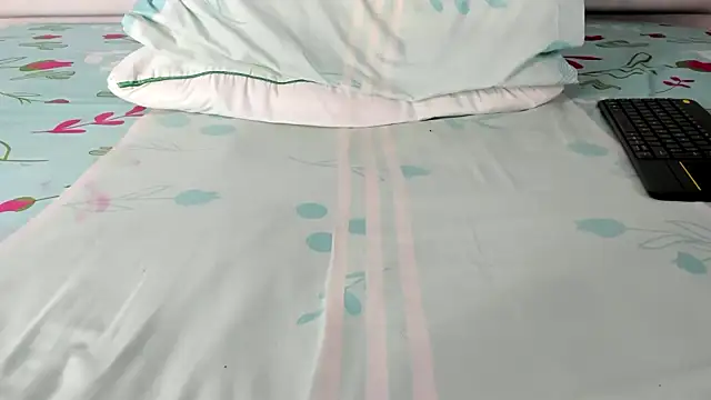 Snapshot of maybelline69 chatting on 11-08-25, 10:04 maybelline69 online show from 11-08-25, 10:04