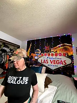 Snapshot of SidneyRaee chatting on 12-02-24, 05:04 SidneyRaee online show from 12-02-24, 05:04