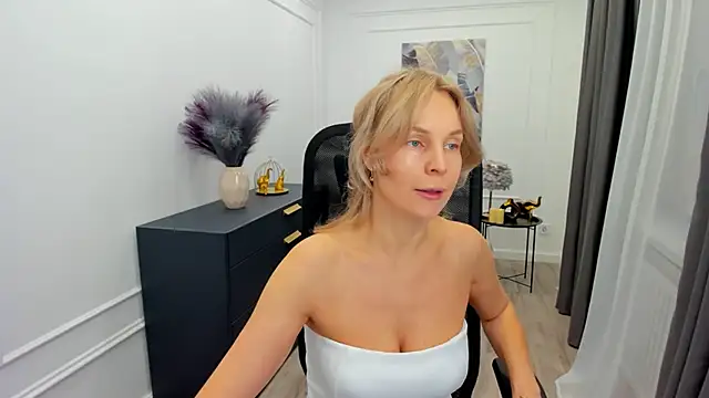 Snapshot of Sinty_Devis chatting on 02-24-26, 04:21 Sinty Devis online show from 02-24-26, 04:21