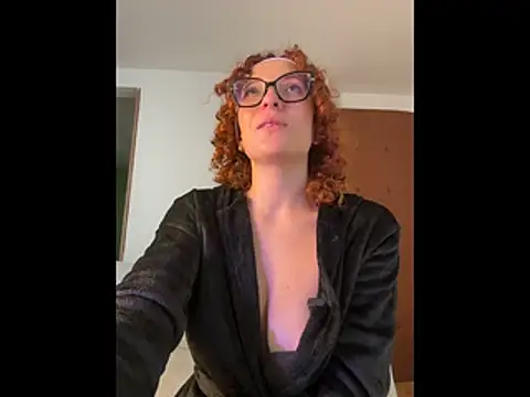 Snapshot of karen_brave chatting on 10-28-25, 06:10 karen brave online show from 10-28-25, 06:10