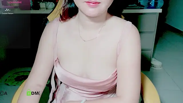 Snapshot of Emi-Vibes- chatting on 06-15-26, 08:44 Emi-Vibes- online show from 06-15-26, 08:44