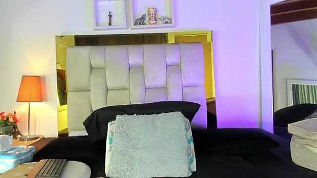 Snapshot of emmy_r chatting on 02-01-25, 12:05 emmy r online show from 02-01-25, 12:05