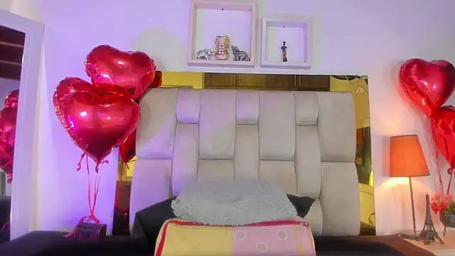 Snapshot of emmy_r chatting on 02-17-25, 01:10 emmy r online show from 02-17-25, 01:10