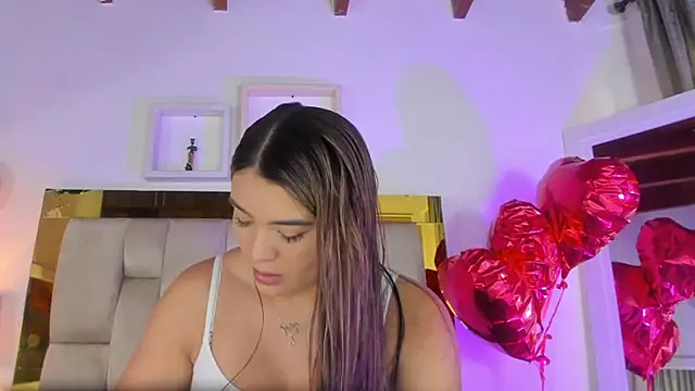 Snapshot of emmy_r chatting on 02-18-25, 12:06 emmy r online show from 02-18-25, 12:06