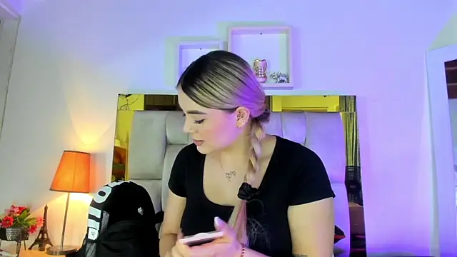 Snapshot of emmy_r chatting on 03-05-25, 12:11 emmy r online show from 03-05-25, 12:11