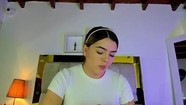 Snapshot of emmy_r chatting on 03-06-25, 12:09 emmy r online show from 03-06-25, 12:09