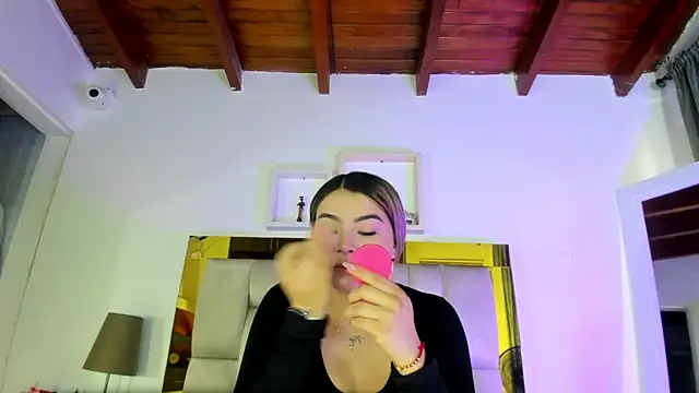 Snapshot of emmy_r chatting on 03-08-25, 12:09 emmy r online show from 03-08-25, 12:09
