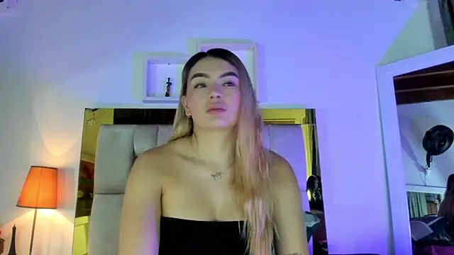 Snapshot of emmy_r chatting on 03-17-25, 12:04 emmy r online show from 03-17-25, 12:04