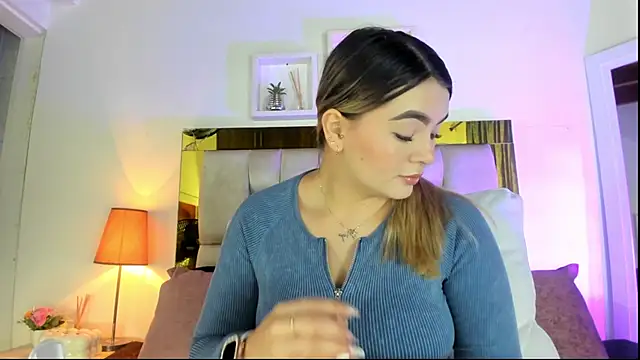 Snapshot of emmy_r chatting on 10-16-25, 12:06 emmy r online show from 10-16-25, 12:06