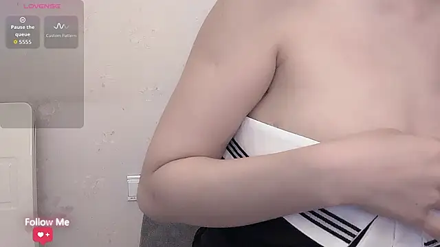 Snapshot of qiqi-- chatting on 06-11-26, 06:00 qiqi-- online show from 06-11-26, 06:00