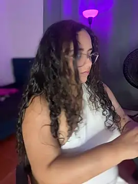 Snapshot of CurlyGirl_1 chatting on 04-27-26, 02:31 CurlyGirl 1 online show from 04-27-26, 02:31