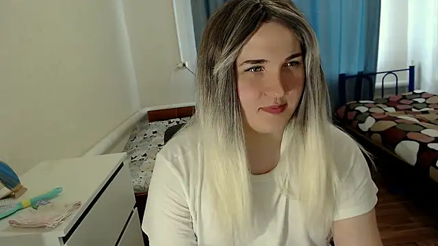 Snapshot of EvaMiron chatting on 05-18-26, 02:12 EvaMiron online show from 05-18-26, 02:12