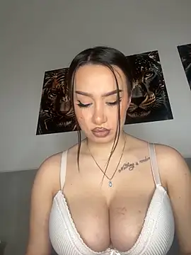 Snapshot of deliaroyal chatting on 02-08-25, 11:44 deliaroyal online show from 02-08-25, 11:44