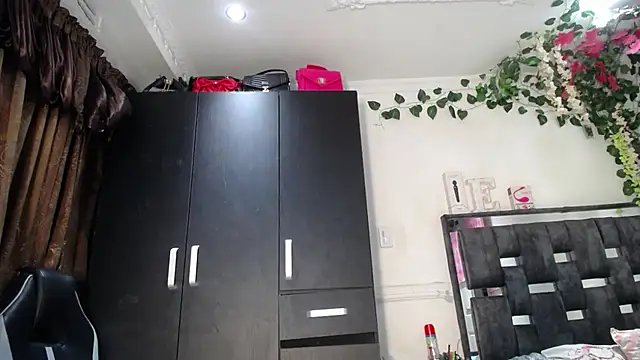 Snapshot of emma_hoot1 chatting on 12-14-24, 12:22 emma hoot1 online show from 12-14-24, 12:22