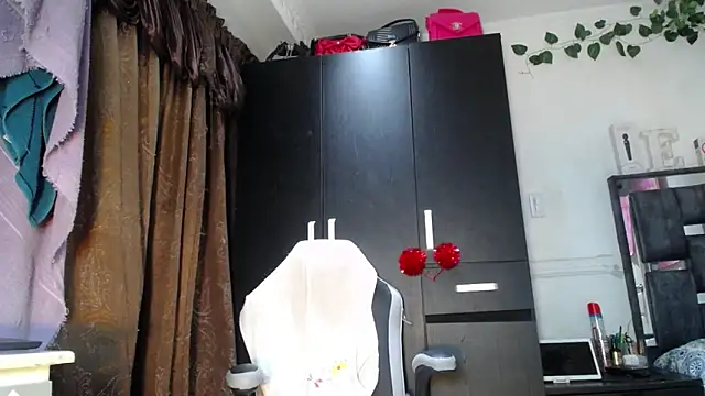 Snapshot of emma_hoot1 chatting on 12-14-24, 03:29 emma hoot1 online show from 12-14-24, 03:29