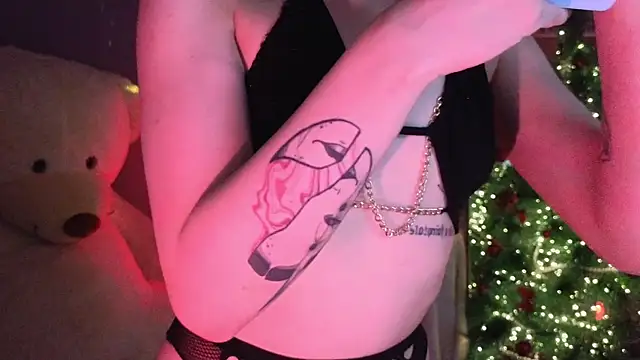 Snapshot of SandraBoyl chatting on 12-20-25, 02:40 SandraBoyl online show from 12-20-25, 02:40