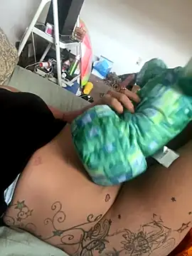 Snapshot of Everlyrose27 chatting on 09-16-25, 04:19 Everlyrose27 online show from 09-16-25, 04:19