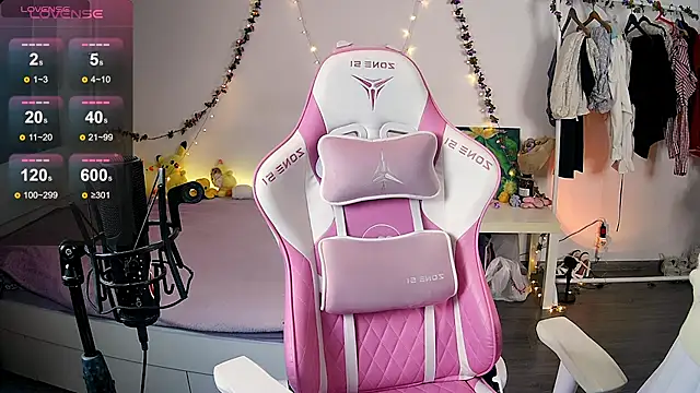 Snapshot of Violet_Veliya chatting on 03-14-25, 04:40 Violet Veliya online show from 03-14-25, 04:40