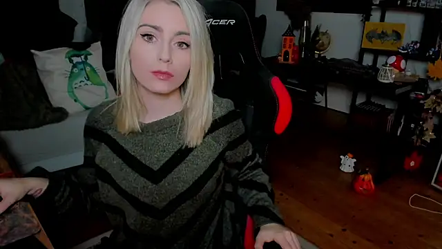 Snapshot of Lisaonthemoon chatting on 10-22-25, 05:56 Lisaonthemoon online show from 10-22-25, 05:56