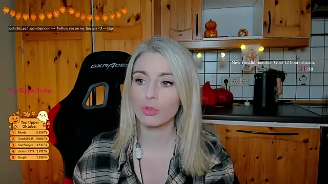 Snapshot of Lisaonthemoon chatting on 10-25-25, 07:41 Lisaonthemoon online show from 10-25-25, 07:41