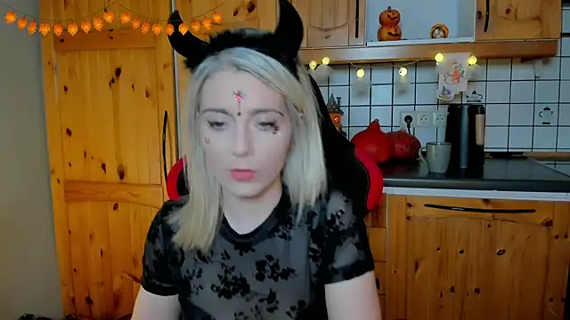 Snapshot of Lisaonthemoon chatting on 10-26-25, 08:26 Lisaonthemoon online show from 10-26-25, 08:26