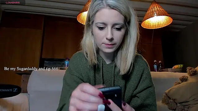 Snapshot of Lisaonthemoon chatting on 11-12-25, 05:35 Lisaonthemoon online show from 11-12-25, 05:35