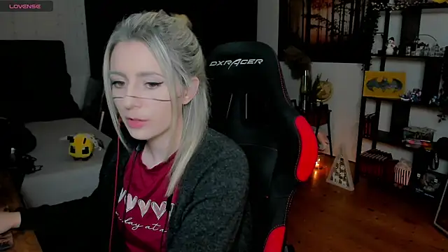 Snapshot of Lisaonthemoon chatting on 11-30-25, 08:24 Lisaonthemoon online show from 11-30-25, 08:24