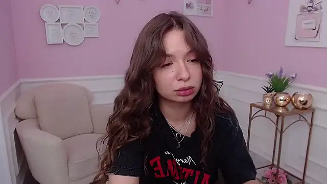 LucySkilar online show from 10-06-25, 04:43