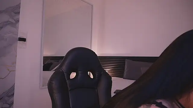 Snapshot of leslie_k chatting on 09-18-25, 03:30 leslie k online show from 09-18-25, 03:30