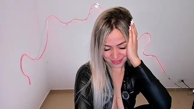 nicole valencia  online show from 11-19-25, 12:38